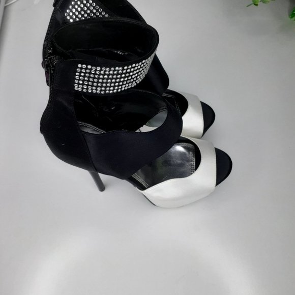 - Platform heels - Picture 3 of 12